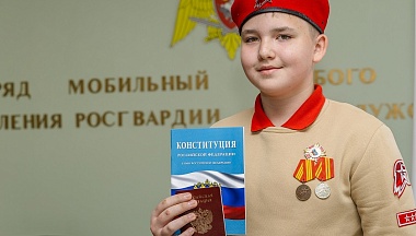 Калужские школьники получили первые паспорта на базе ОМОНа