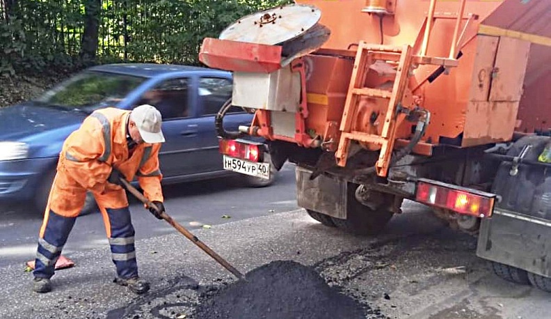 В Обнинске латают ямы на городских дорогах 