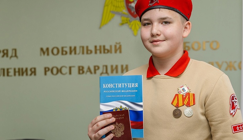 Калужские школьники получили первые паспорта на базе ОМОНа