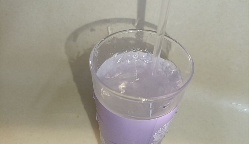 Калужанам объяснили причину неприятного запаха воды из-под крана 