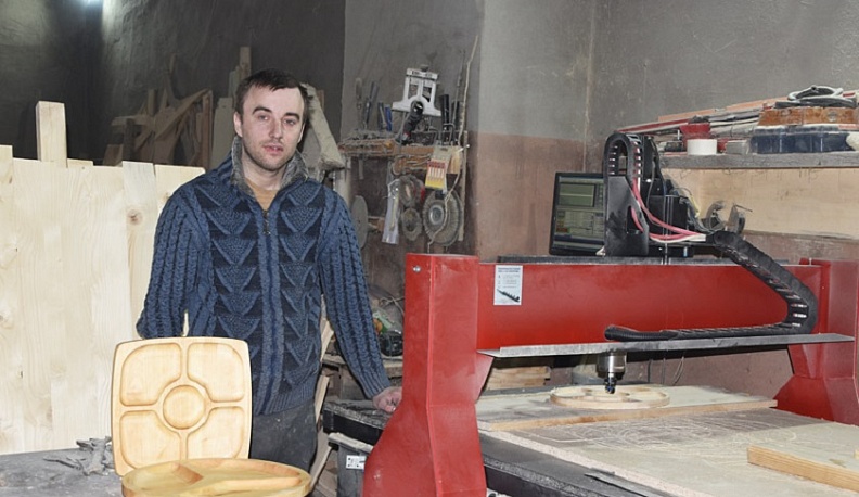Инвалид из Людинова смог расширить производство мебели благодаря деньгам соцконтракта