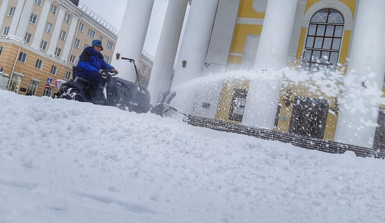 В Калуге дорожники днем и ночью убирают снег с дорог 