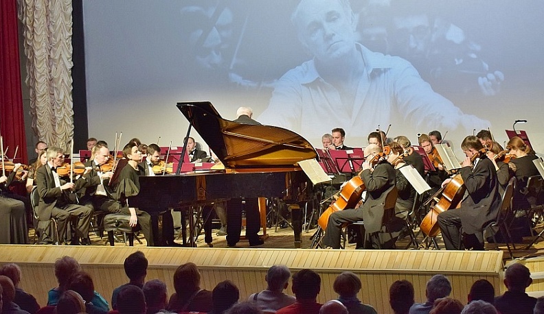 В Тарусе торжественно открыли мемориальную доску Святославу Рихтеру