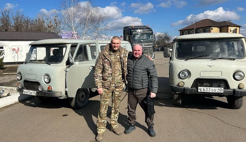 Две машины в зону СВО передали сотрудники Калужской МТС