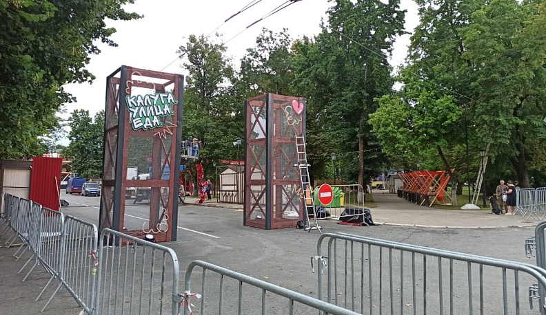 В сквере имени Ленина в Калуге завершается монтаж конструкций для фестиваля уличной еды