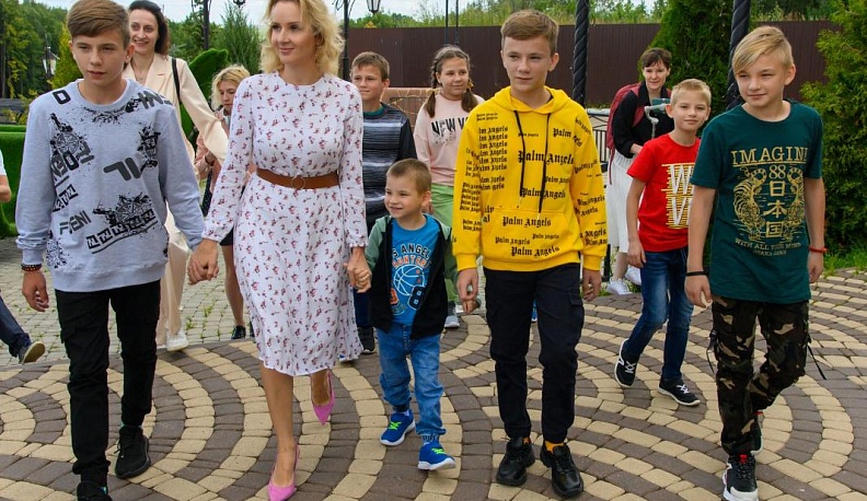 В одну семью