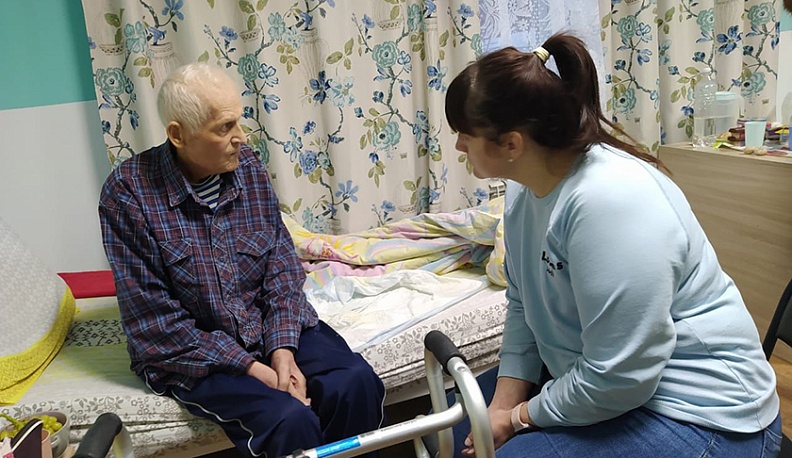 Терапевт по паллиативной помощи Юлия Носова внимательно слушает пациента.