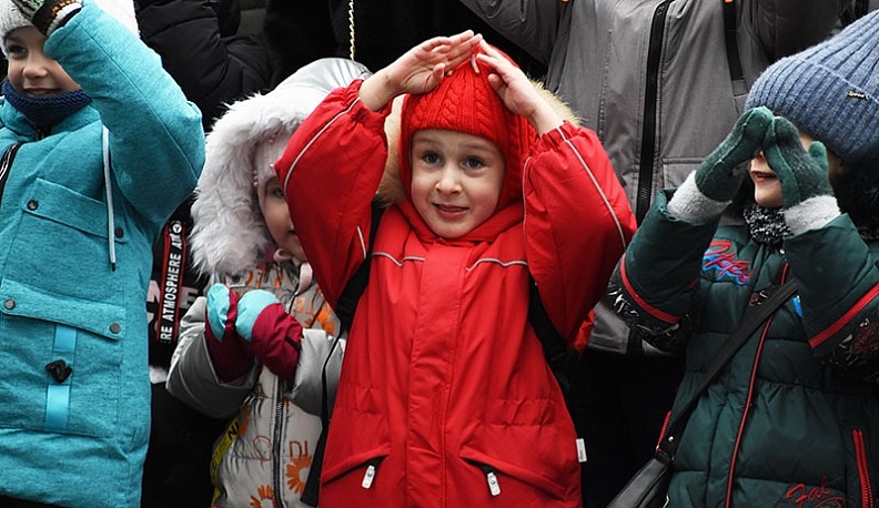 В Людинове открылись новогодние елочки