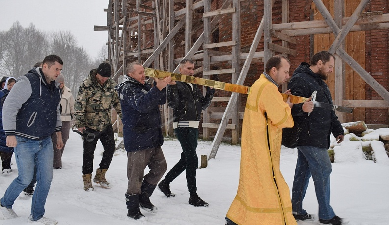 В Тарусском районе на купол храма XVIII века установили крест