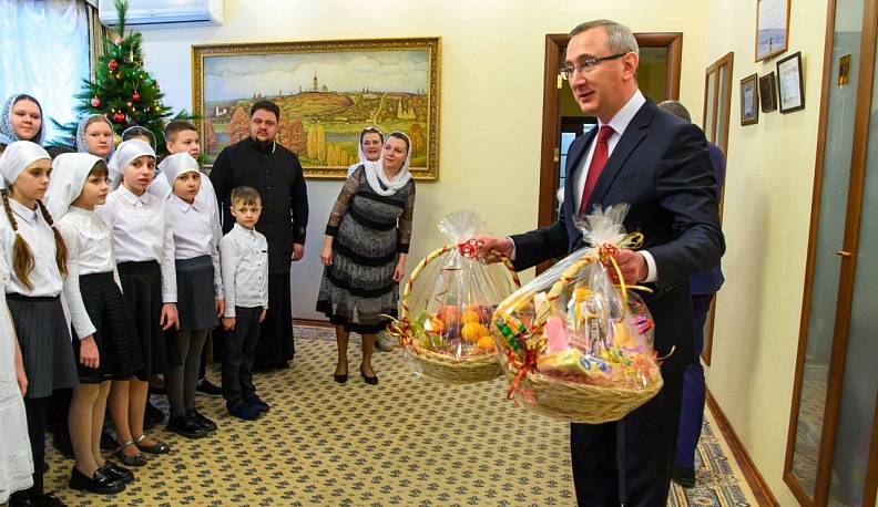 Дети из воскресной школы поздравили Владислава Шапшу с Рождеством Христовым