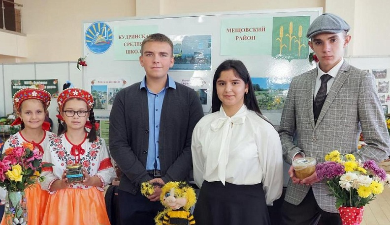 У каждой экспозиции - свои изюминки. Например, ребята из Кудринской средней школы Мещовского района рассказали о том, как собирают мед и лекарственные травы, в чем их особенность. 