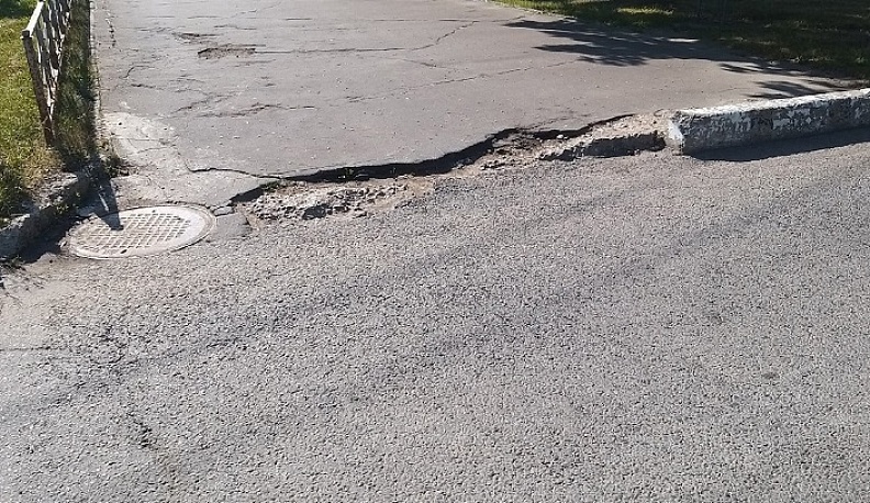 В Обнинске «залатали» яму на тротуаре после жалоб в соцсетях