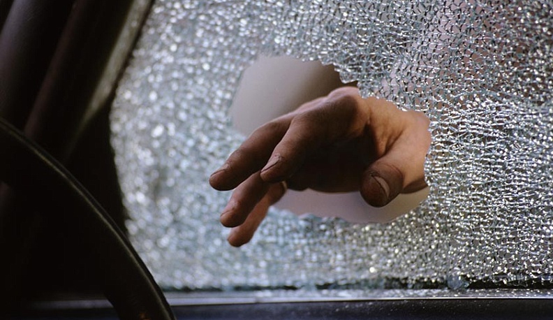 В Калуге вора нашли по оставленным в машине отпечаткам пальцев