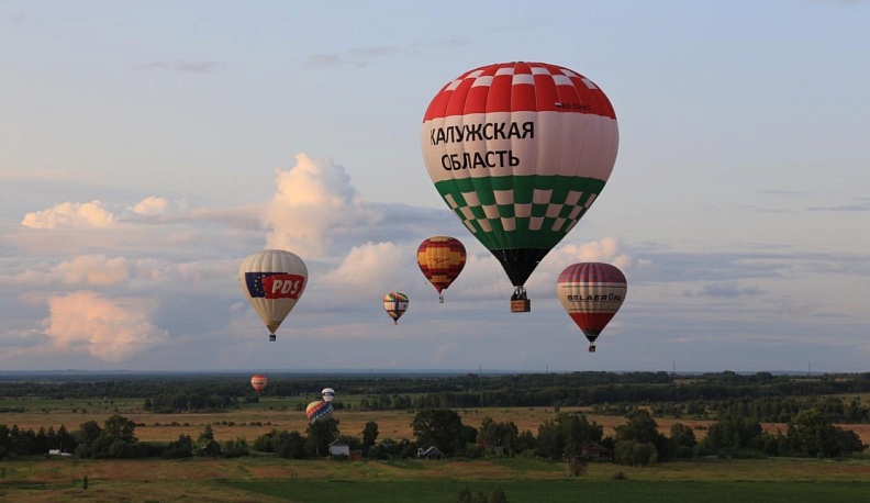 Калужский аэростат пролетел над городами "Золотого кольца" России