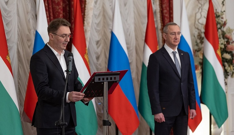 Владислав Шапша вручил паспорт русскому бизнесмену из Германии