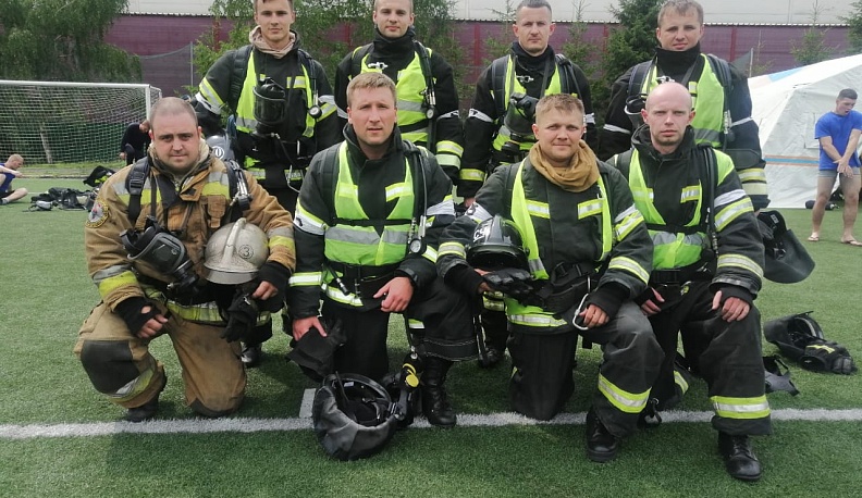 Калужские огнеборцы  впервые сыграли в футбол в боевках и дыхательных аппаратах