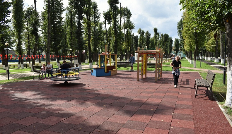 В Кирове обновили покрытие на детской площадке