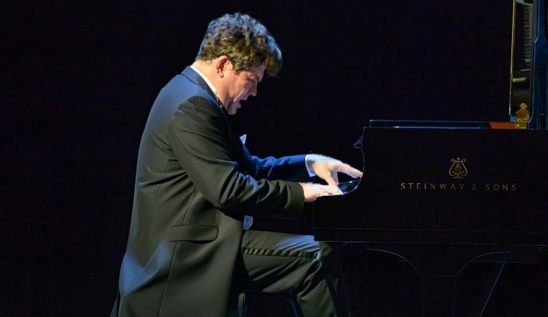 В Калуге прошел благотворительный концерт Дениса Мацуева