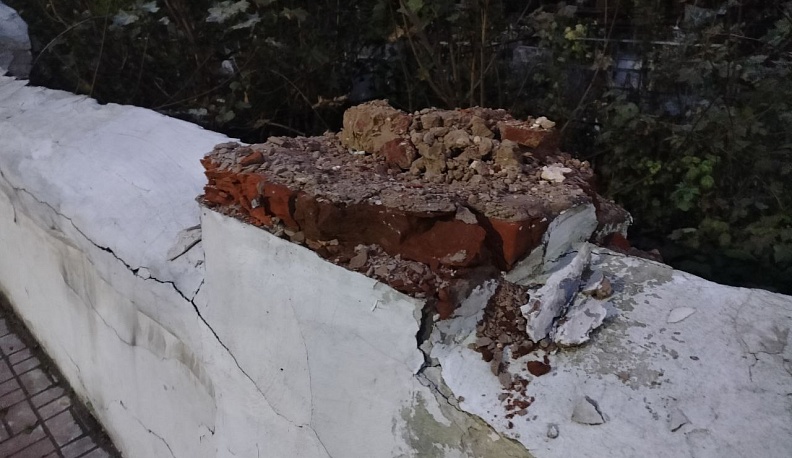 Забор Пятницкого кладбища в Калуге продолжает разрушаться