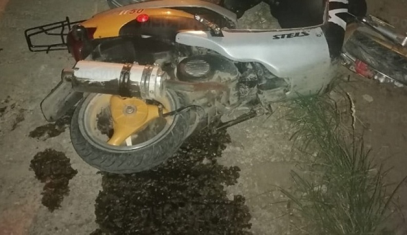 В Боровском районе на дороге перевернулся скутер