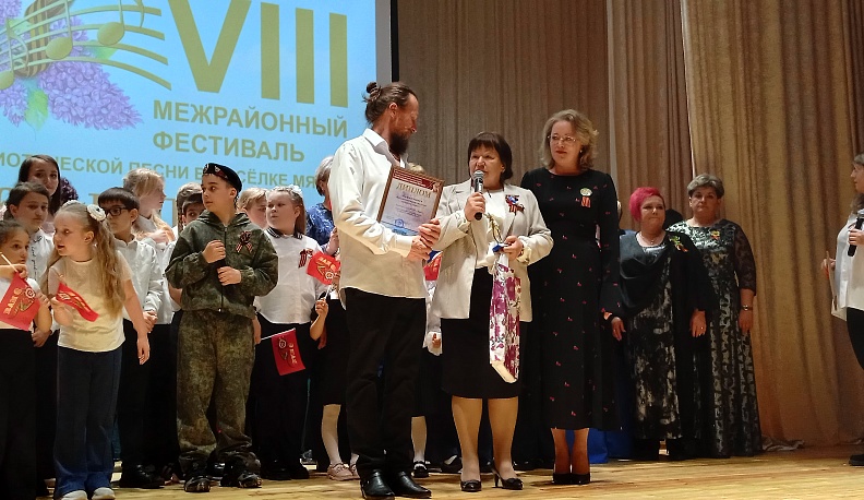 В Износковском районе состоялся межрайонный фестиваль военно-патриотической песни «Живи и помни»