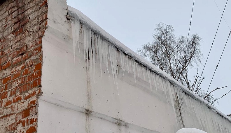 В Калуге от сосулек очистят крыши, на которые калужане жалуются в соцсетях 