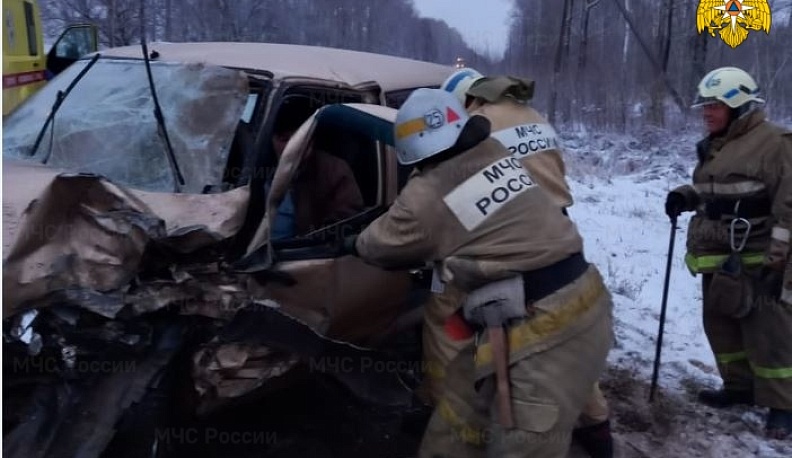 В Калужской области фура столкнулась с двумя иномарками