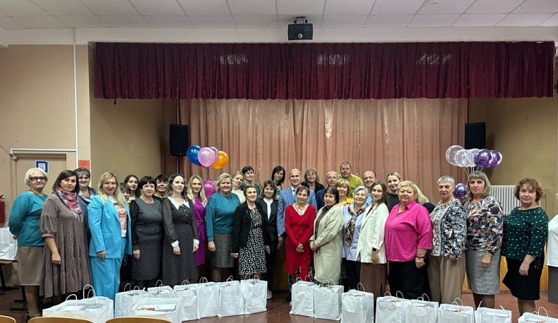 Работников сферы образования Дзержинского района поздравили с Днем учителя