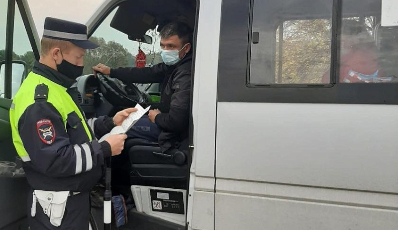 Людиновские полицейские контролируют соблюдение масочного режима