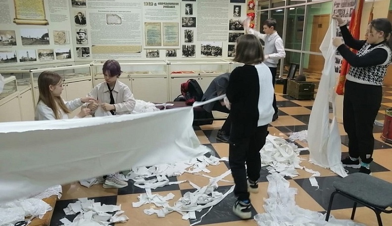 В Сухиничском районе волонтёры вяжут маскировочные сети для участников СВО