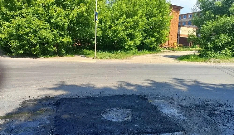 На двух улицах Калуги заасфальтировали ямы вокруг колодца после обращения в интернете