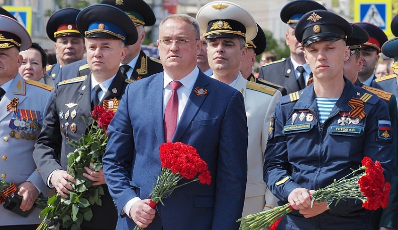 Несколько сотен калужан почтили память павших в Великой Отечественной войне у Вечного огня в областной столице