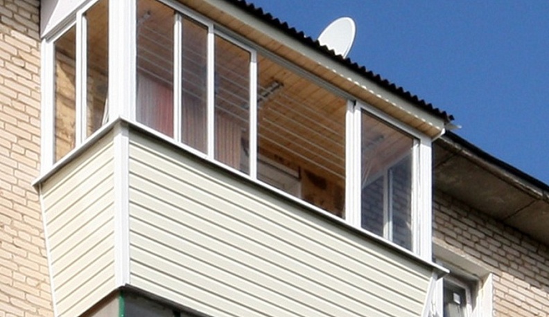 В Калужской области 8-летний мальчик выпал с балкона