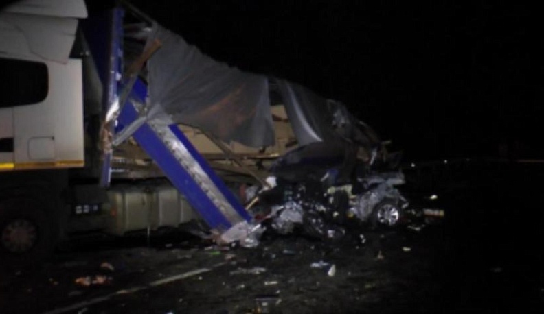 На Киевской трассе фура снесла припаркованные машины