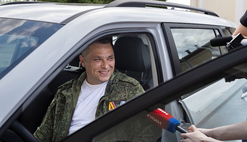 Владислав Шапша вручил ключи от машины участнику СВО
