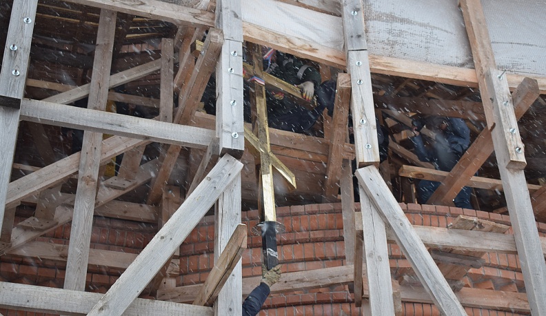 В Тарусском районе на купол храма XVIII века установили крест