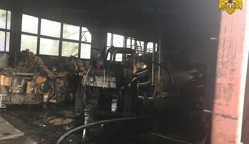 В Калужской области в ангаре сгорел трактор