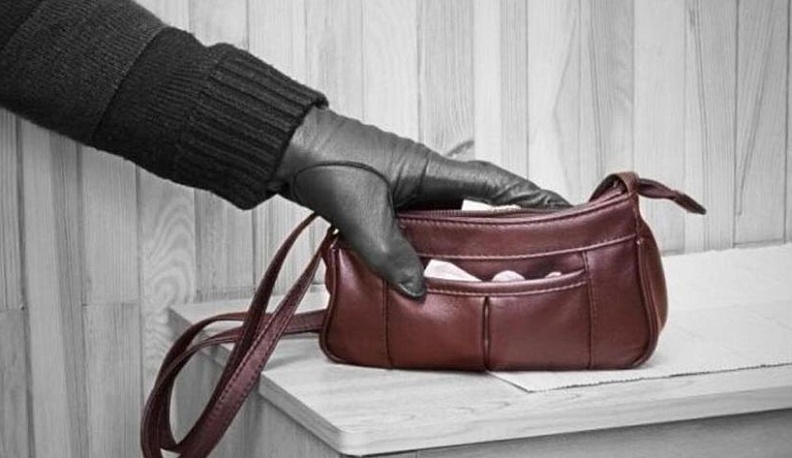 В Калуге конфетный вор попался на краже сумок