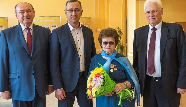 Владислав Шапша наградил юбилейной медалью ветерана войны из Сухиничского района 