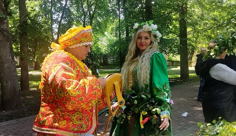 Калужане встретили Троицу большим хороводом
