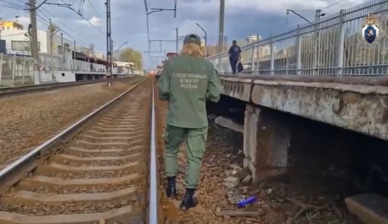Подростка зажало дверями электрички Москва-Малоярославец и протащило по платформе
