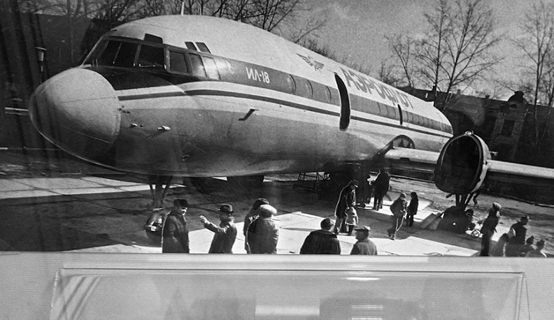 г. Калуга, в сквере им. космонавта П. И. Беляева «приземлился» Ил-18, приспособленный под детский кинотеатр. 1982 г.