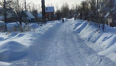 После обращения жителей в селе Перемышльского округа убрали снег