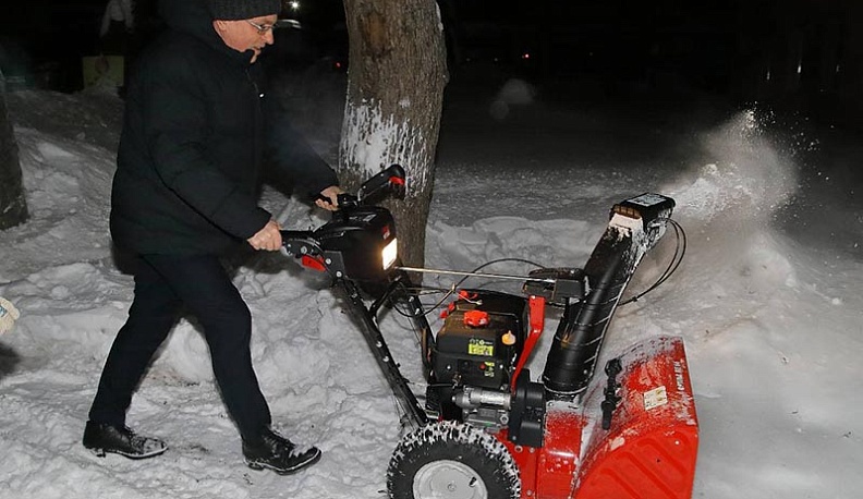 Дмитрий Денисов почистил снег во дворе аварийного дома