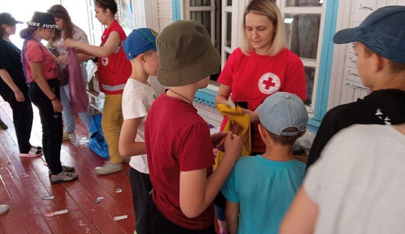 Калужский Красный Крест одевает детей Первомайска