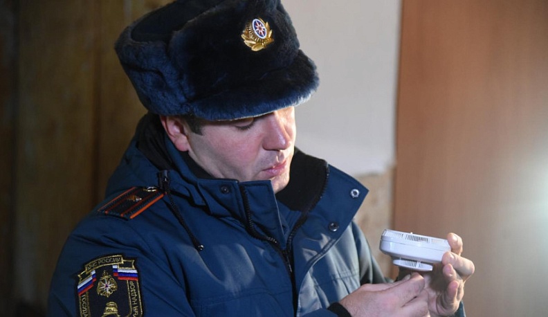 Многодетным семьям в Думиничском районе вручили 18 пожарных извещателей