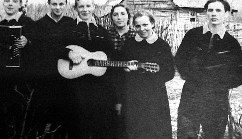 Тамара (за спиной у гитариста) с одноклассниками Думиничской школы в 1957 году. Пели любимые песни Утесова.
