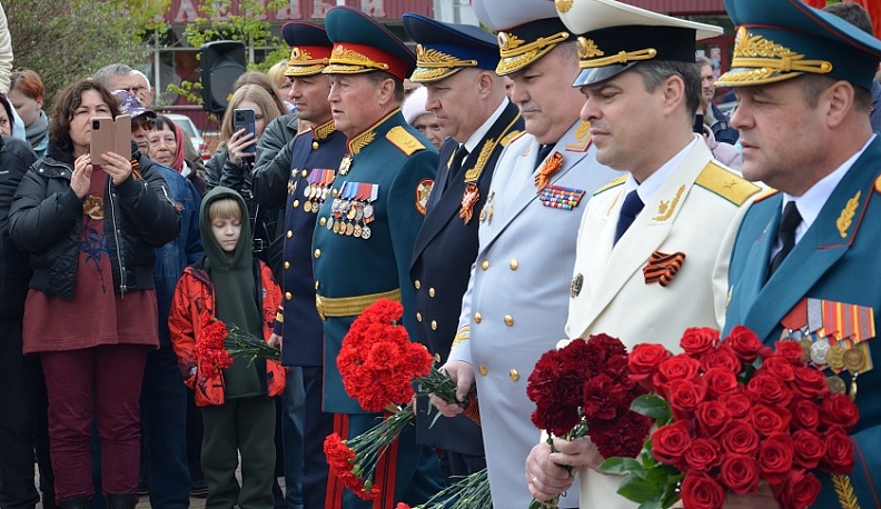 В Калуге возложили цветы к Могиле Неизвестного солдата