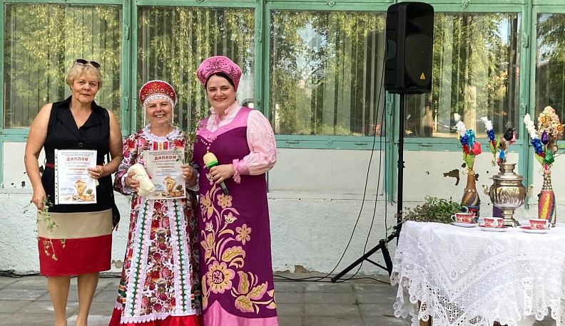 В Юхновском районе на фестивале пили чай с вареньем