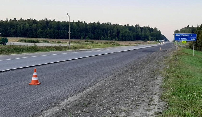 На Киевском шоссе легковушка врезалась в грузовичок 